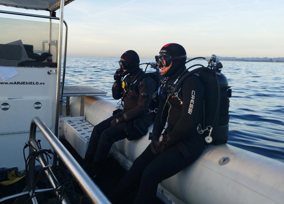 Con los equipos listos para la experiencia de buceo Con los equipos listos para la experiencia de buceo