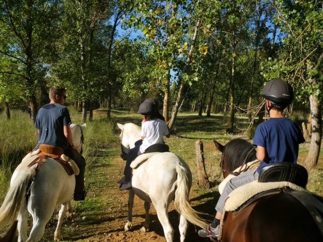 Subiendo con pequeños jinetes