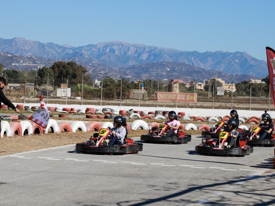 Karts en la linea de salida