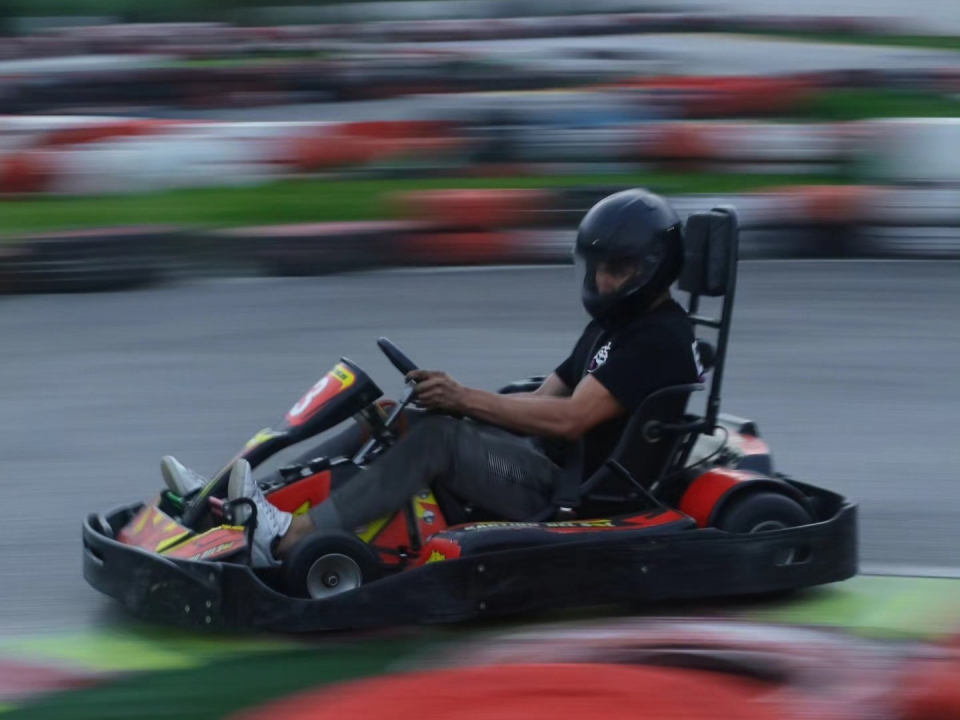 Aventura en pista con nuestros karts Aventura en pista con nuestros karts