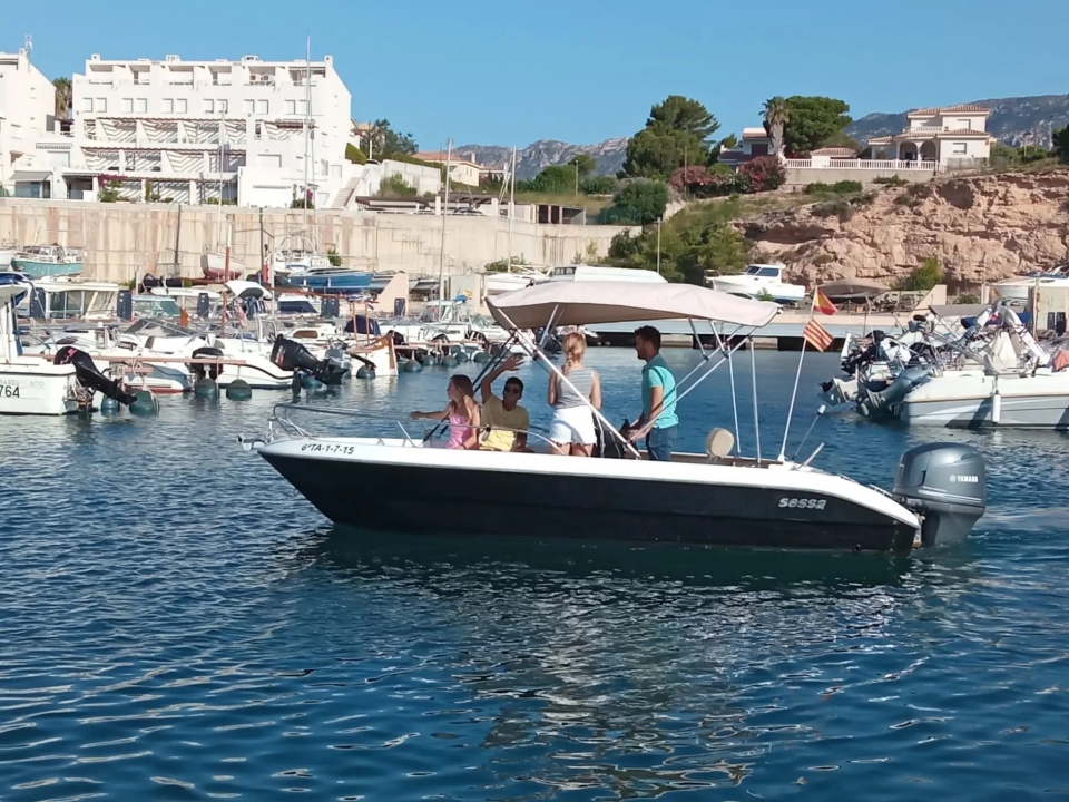 Pilota un barco por la Costa de Tarragona Pilota un barco por la Costa de Tarragona