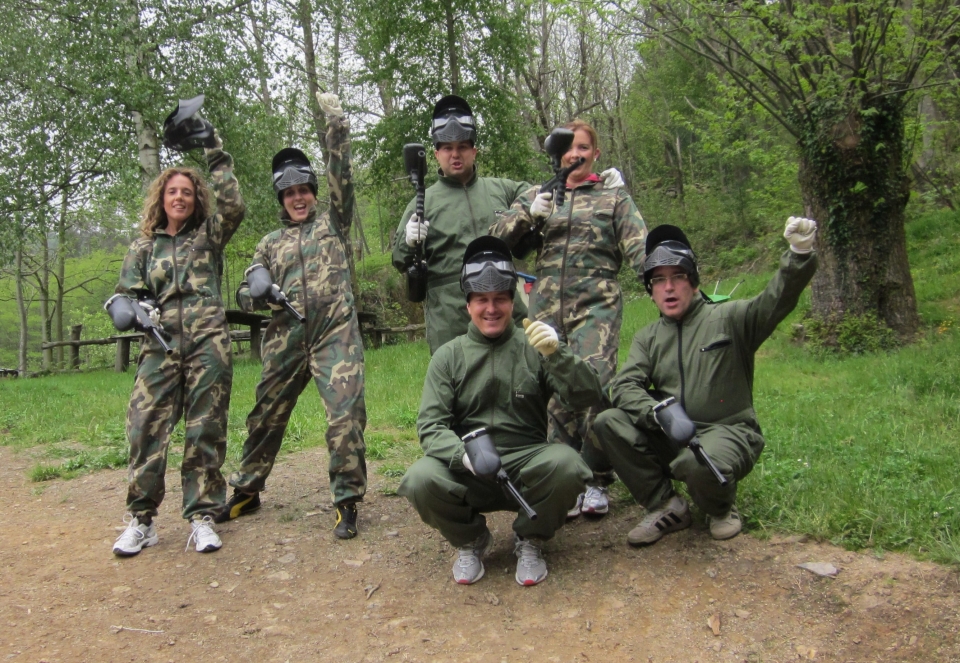 Equipo de gotcha en el bosque Equipo de gotcha en el bosque