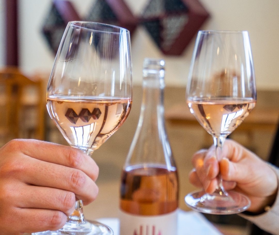 Con una copa de vino entre manos Con una copa de vino entre manos