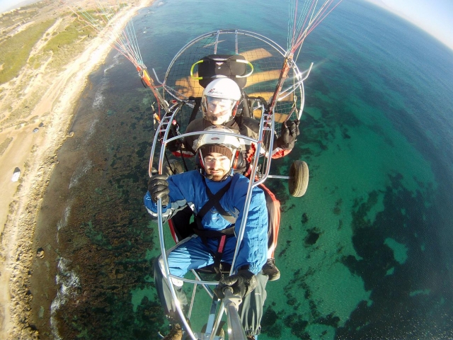 Paramotor sobre la costa
