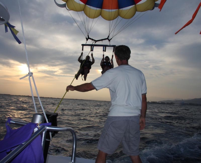 Parasailing al atardecer