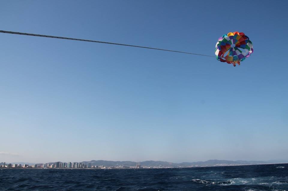 Hacer parasailing