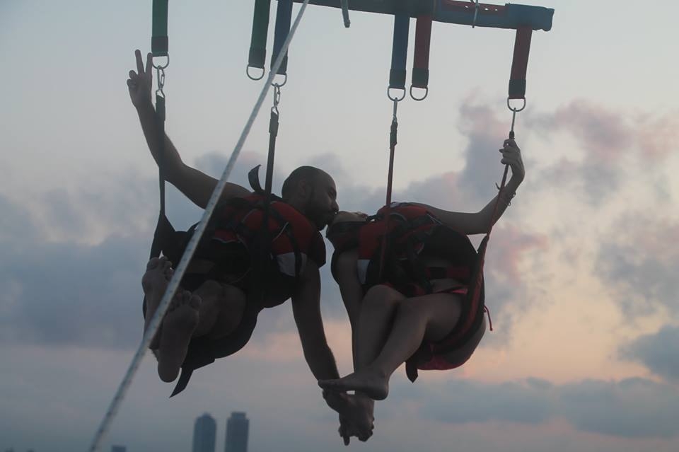 Pareja haciendo parascending