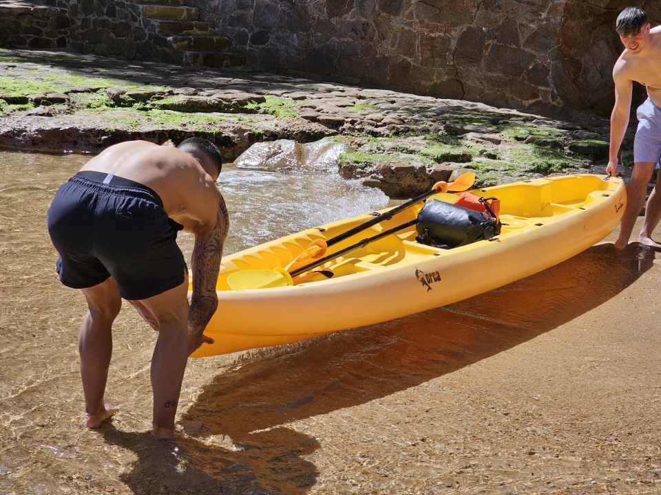 Amigos rentando kayaks en Blanes