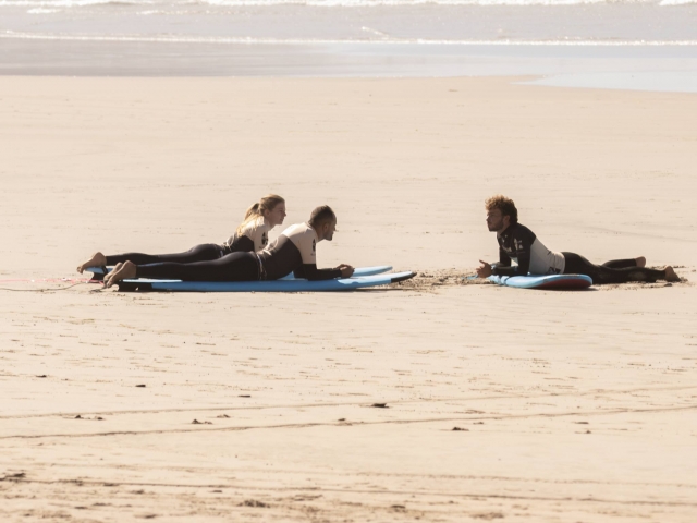Explicando como surfear en Famara