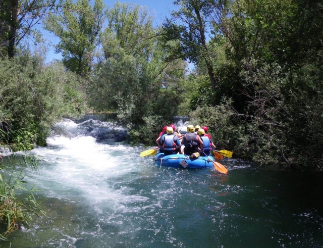 Avanzando en el rio con la balsa