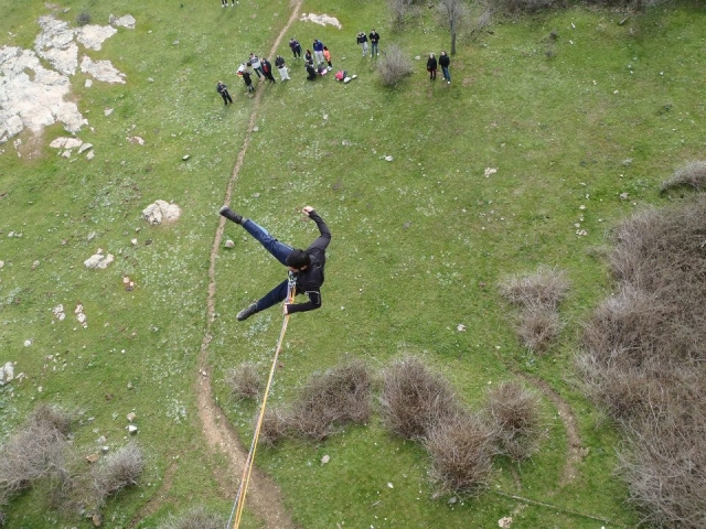 Colgando desde el puenle