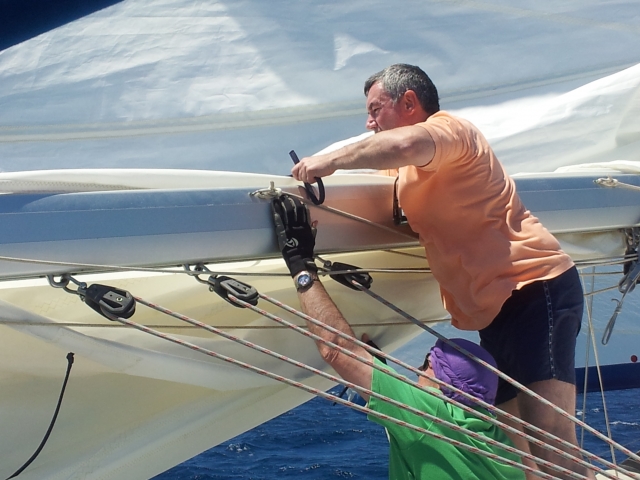 Preparando vela en el velero