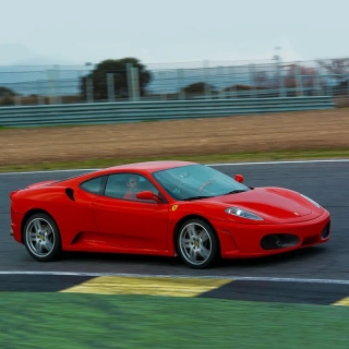 Pilota un Ferrari F430 en Brunele, 3 vueltas