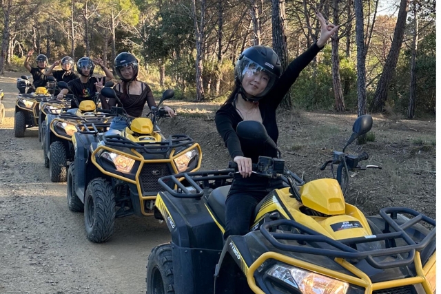 Amigas divirtiéndose duranle la excursión en cuatrimoto