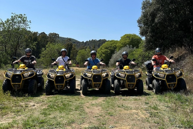 Amigos haciendo ruta en cuatrimoto por Santa Susanna