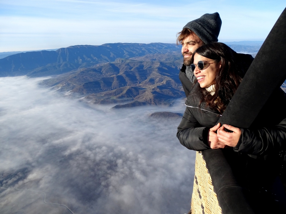 Pareja disfrutando de las vistas subidos a un globo Pareja disfrutando de las vistas subidos a un globo