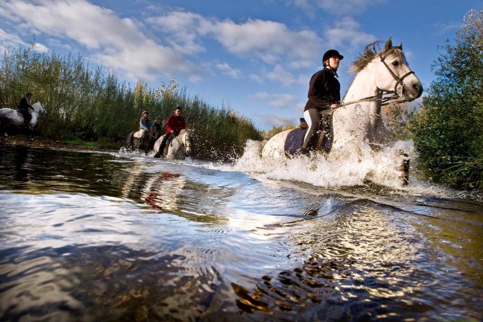 A caballo atravesando el río Tormes A caballo atravesando el río Tormes