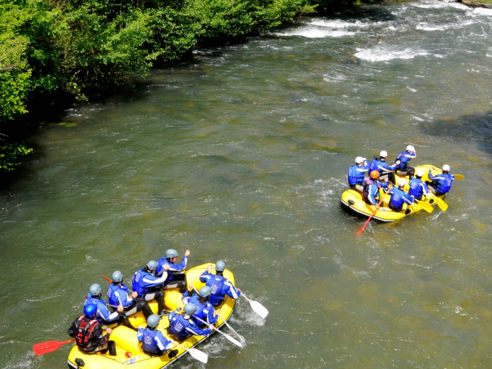 Dos grupos haciendo rafting Dos grupos haciendo rafting