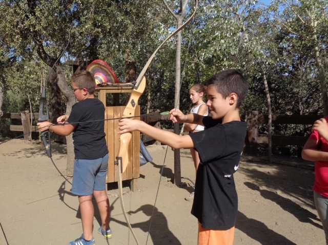 Campamento de verano con jalo con arco