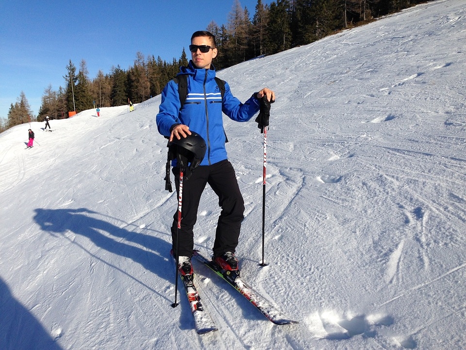 Clavando los bastones en la nieve Clavando los bastones en la nieve
