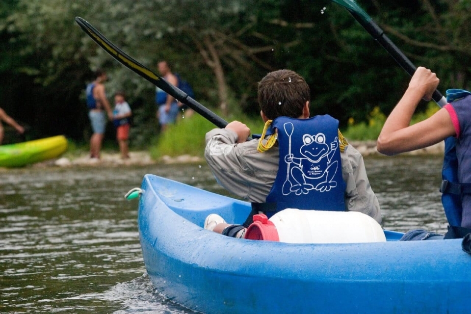 Niño por el Sella en piragua Niño por el Sella en piragua