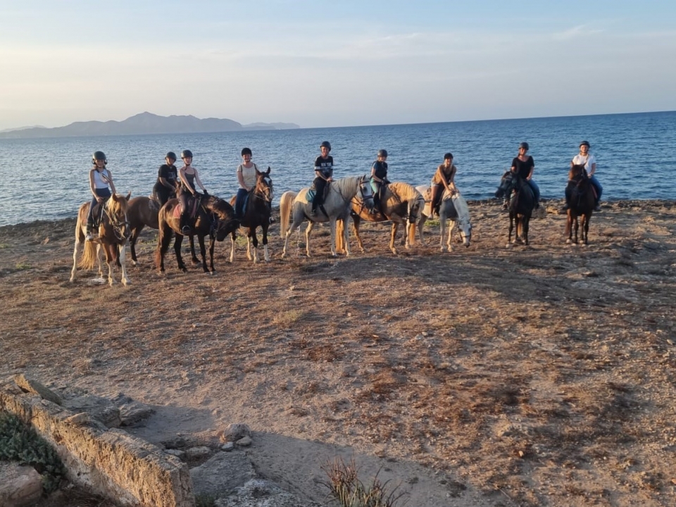 Paseando a caballo con niños