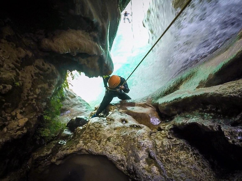 Rappel al lado de la cascada