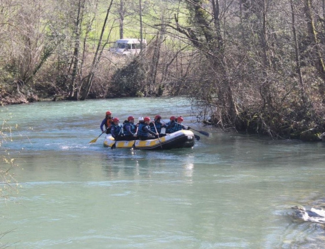 Grupo en la balsa de rafting