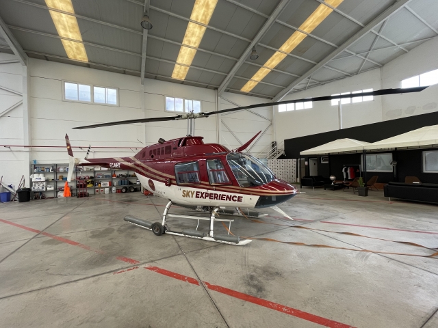 Nuestro helicóptero en el hangar