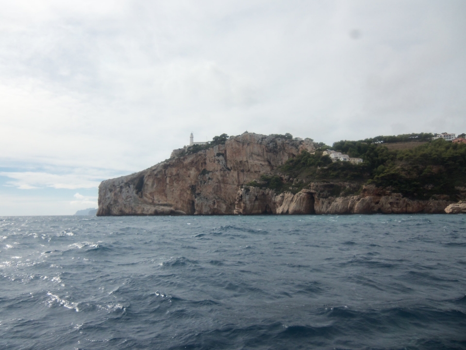 Velero junto a la costa