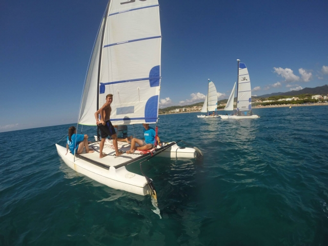 Renta de catamarán con patrón en Calella 1h