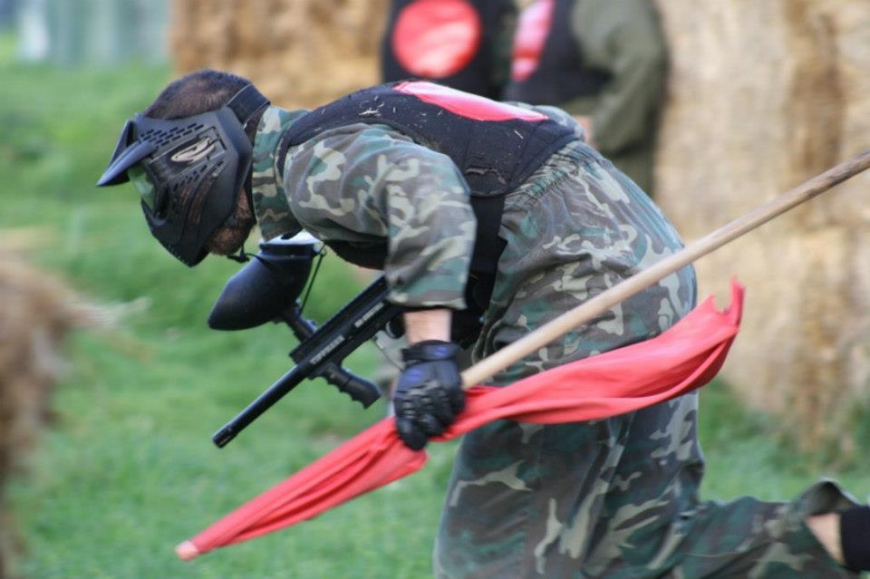 Con la bandera jugando gotcha 