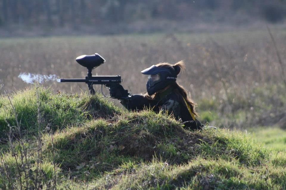Jugador de gotcha disparando