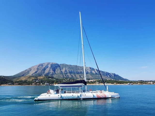 Paseo en catamarán a vela por la costa
