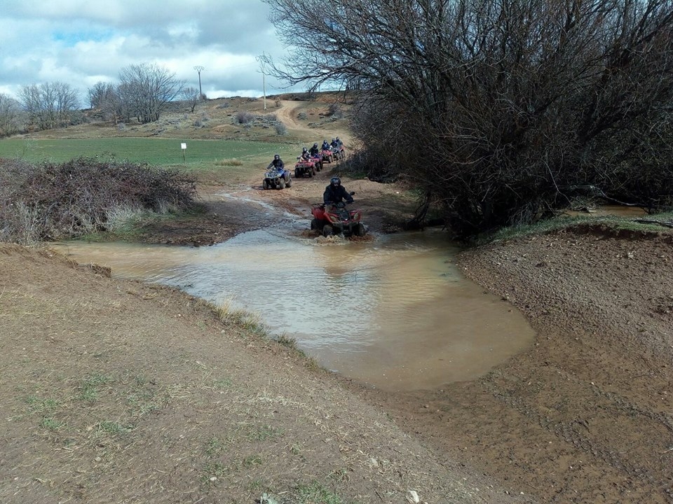 Cruzando por el agua en cuatrimoto Cruzando por el agua en cuatrimoto