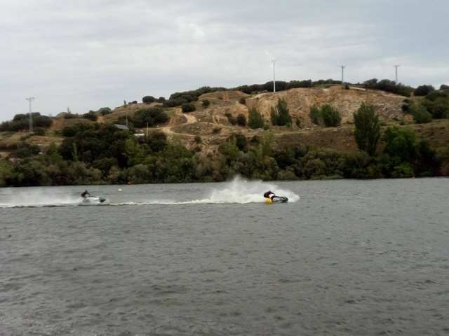 Entrenar con jet ski en embalse
