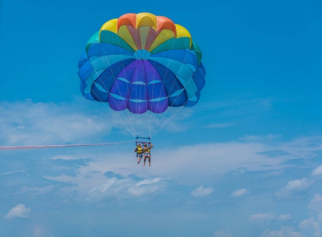 Elevandose en parasailing