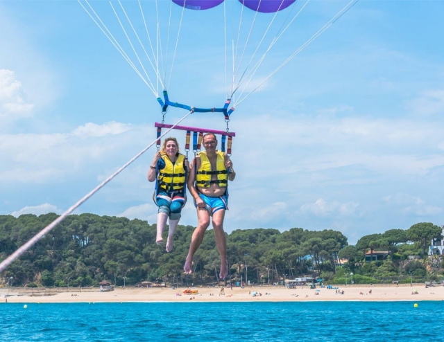 Pareja en parasailing