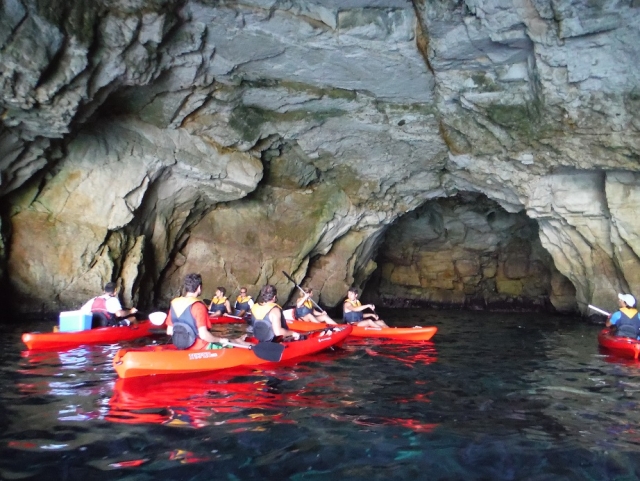 Kayaks en la gruta