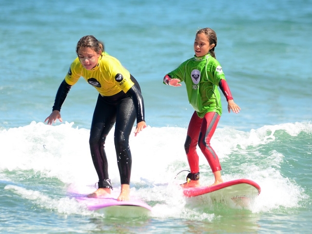 Chicas haciendo surf Chicas haciendo surf