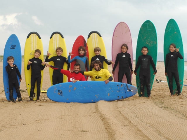 Grupo de alumnos de surf Grupo de alumnos de surf