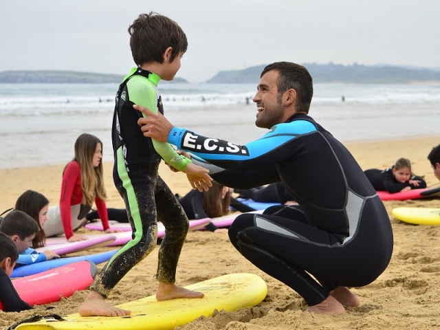 Peque surfero aprendiendo Peque surfero aprendiendo