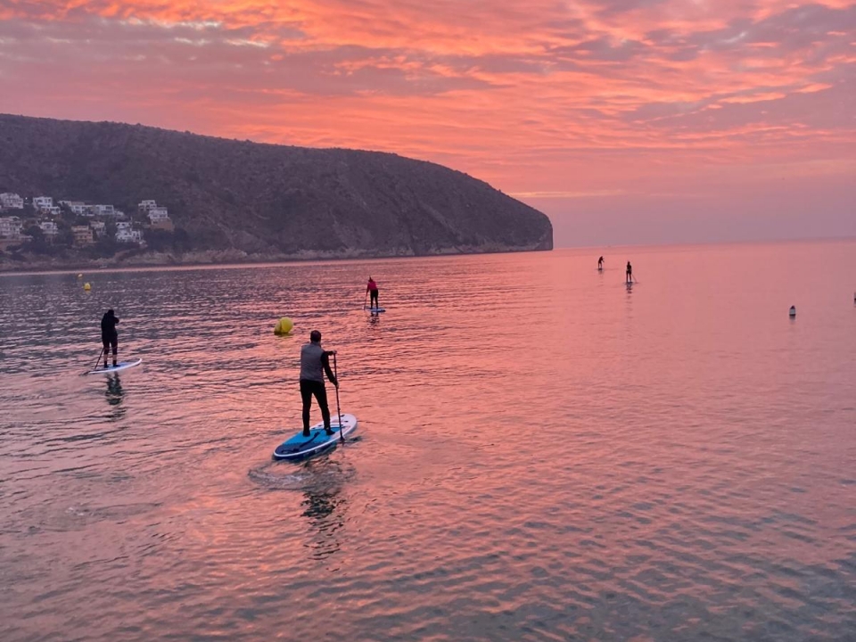 Paddle board al atardecer Paddle board al atardecer