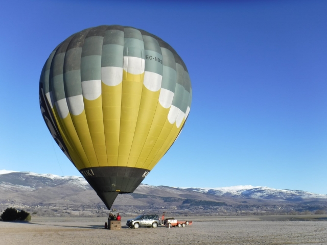 Globo aerostático frenle a las montanas de Cerdanya