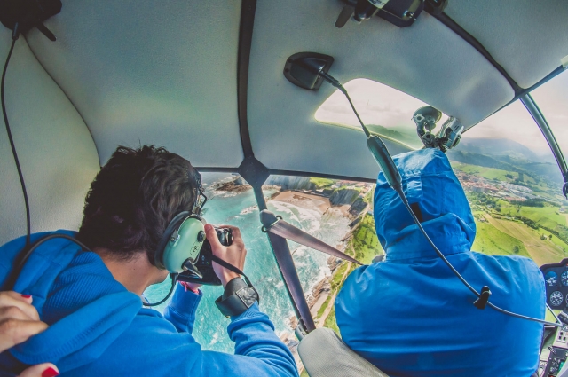 Pasajeros disfrutando de un vuelo en helicóptero 