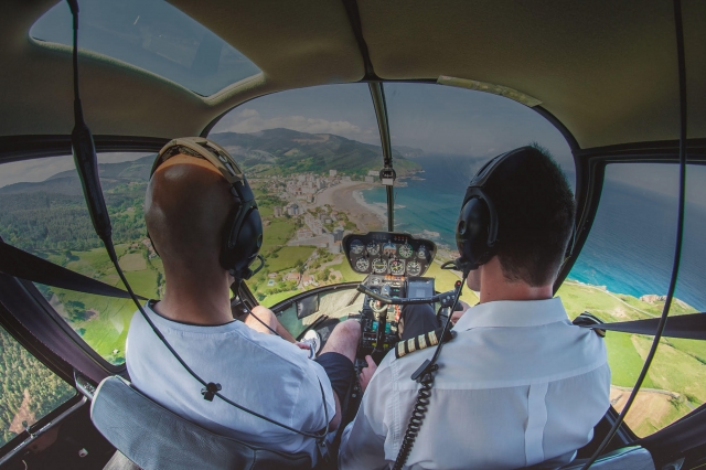 Sobrevolando el País Vasco en helicóptero