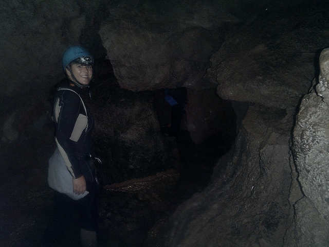 Con la soga en el interior de la gruta