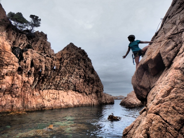 Colgando literalmenle de un peñón en medio de la roca