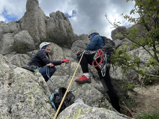 Asciende por las paredes de roca de Guadarrama