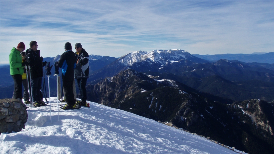 con amigos realizando una ruta de raquetas de nieve con amigos realizando una ruta de raquetas de nieve